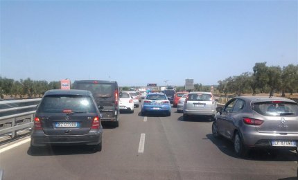 Ambulanza di Galatina bloccata sulla Lecce-Gallipoli viene scortata da una Volante fino al 'Fazzi'