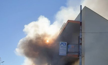 In fiamme un mezzo del soccorso Aci, paura in via dei Platani a Galatina