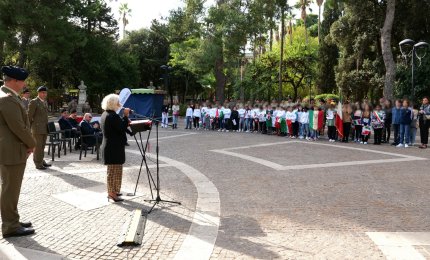 Alzabandiera degli studenti pugliesi con i militari della Brigata Pinerolo