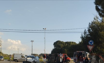 Un ferito trasportato al Fazzi dopo essere stato estratto dalla sua auto rovesciatasi in seguito all'impatto con un altro mezzo sulla Noha Aradeo