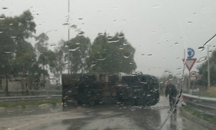 Un furgone si ribalta sulla via di Corigliano. Si aprono due buche in via Cesira pozzolini a Galatina
