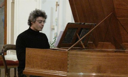 Il viaggio nel passato con il clavicembalo di Michele Benuzzi. 'I Concerti del Chiostro' riescono sempre a stupire