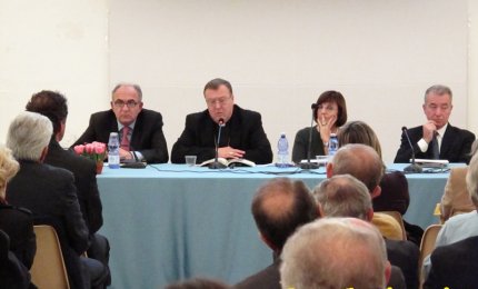 Il dialogo diventa monologo e Mantovano fa indignare la sala