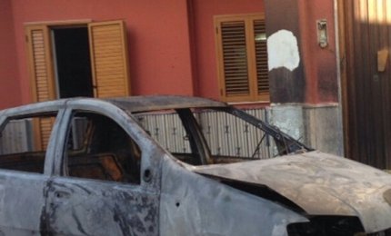 Va a fuoco un'auto, paura nella notte a Copertino