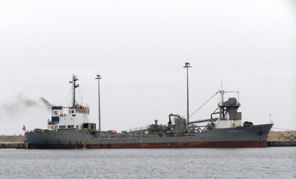 Nave cementiera bloccata nel porto di Gallipoli