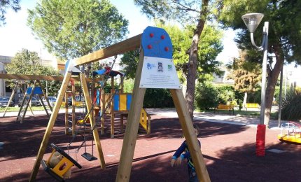 Un'altalena 'fatta' con i tappi