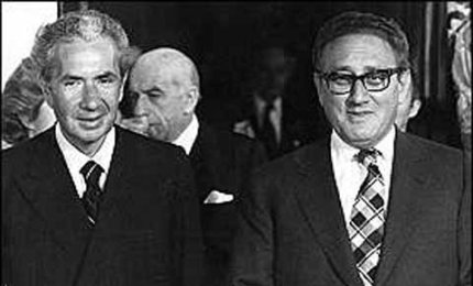 "Lei deve smettere di perseguire il suo piano politico per portare tutte le forze del suo Paese a collaborare direttamente". Chi minacciò Aldo Moro?