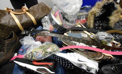I Vigili sequestrano merce contraffatta al Quartiere fieristico. I venditori si danno alla fuga