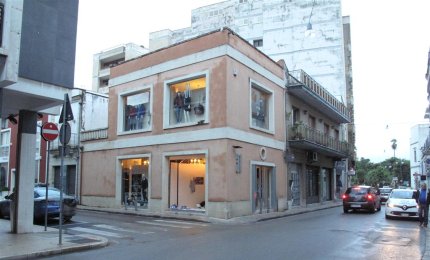 Vetrina sfondata e furto nella notte a 'Corso Porta Luce 31'. Lo sconforto dei titolari