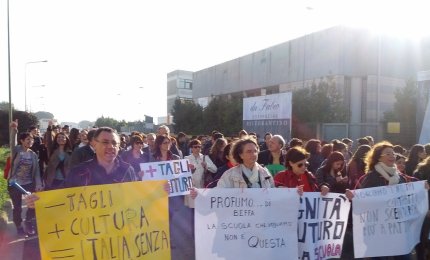 'Profumo di beffa, la scuola che vogliamo non è questa'. In corso a Galatina la manifestazione di studenti e docenti