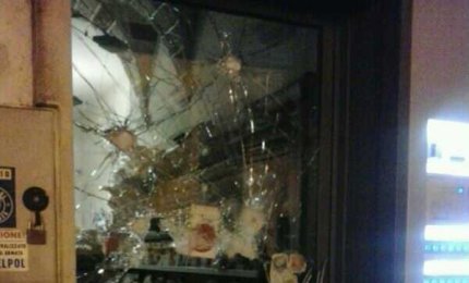 Con una mazza ferrata contro il tabacchino, furto nella notte