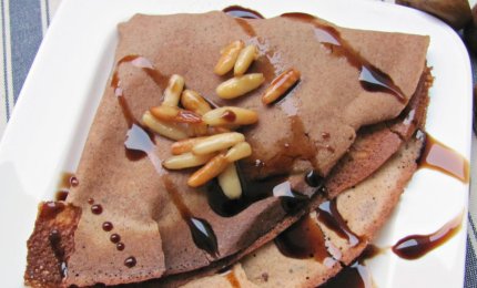 Crepes con farina di castagne e pinoli caramellati