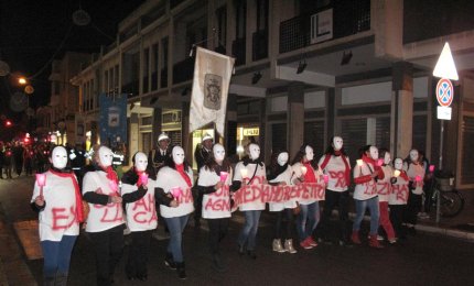 Rosso, il colore della lotta. Contro la violenza.