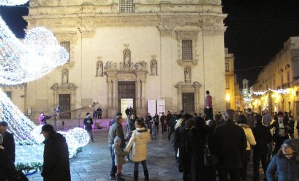 Centinaia di persone nel centro storico chiuso ed animato