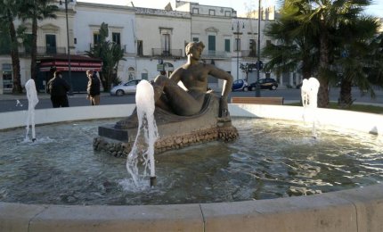 "Babbo Natale esiste ed io lo so". L'acqua è tornata nella fontana della 'Lampada senza luce' 