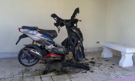A fuoco nella notte lo scooter parcheggiato davanti all'ingresso di casa di un imprenditore galatinese