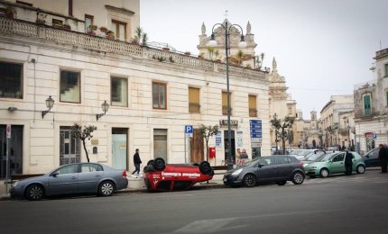 Metti un giorno una macchina sottosopra