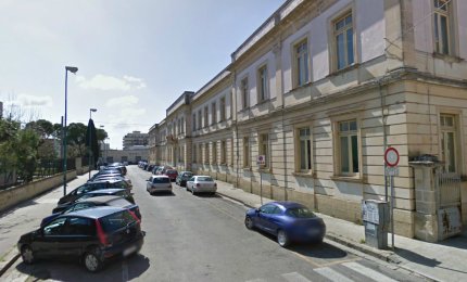 Quell'autostrada pomeridiana davanti alla scuola di piazza Cesari. Dove sono i Vigili?