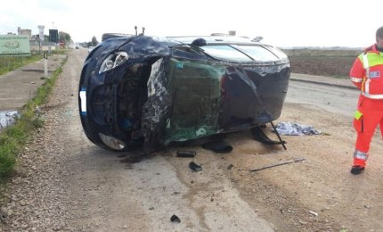 Giovane nohana esce indenne dalla sua auto che si capovolge sulla Galatina - Lecce