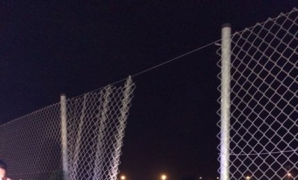 Tagliano la rete e rubano i cavi. L'intervento di un agente costringe i ladri alla fuga