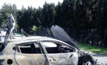 A fuoco due auto nel parcheggio del cimitero. Distrutta la Clio del Presidente della Pro-Loco di Galatina
