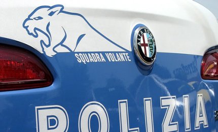 Cercano di vendere falsi gioielli ai passanti, denunciati due rumeni