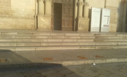 Piazza San Pietro è in mano agli incivili