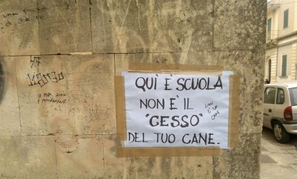 Quegli inquietanti cartelli davanti alla 'Pascoli' 