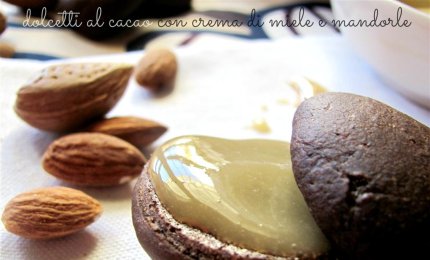 Dolcetti morbidi al cacao con crema di miele e mandorle