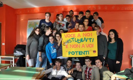 Voce a noi studenti non a voi potenti!