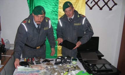 Blitz della Finanza, due arresti  e sequestro di due pistole, un coltello e sostanze stupefacenti