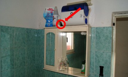 Installa una telecamera in bagno per spiare i colleghi, denunciato