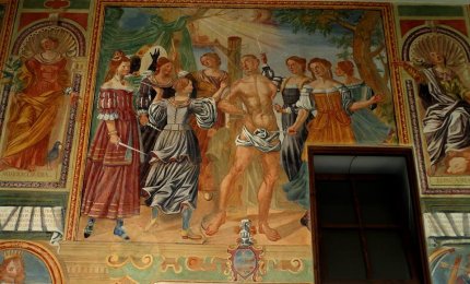 La “donna nera” fa una danza macabra attorno al frate martire