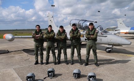 Cinque allievi piloti di Singapore ricevono oggi al 'Cesari' di Galatina l'Aquila Turrita