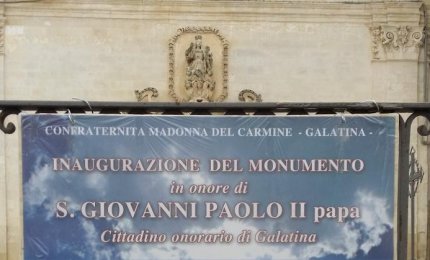 Si inaugura il monumento a San Giovanni Paolo II nel piazzale della Chiesa del Carmine.