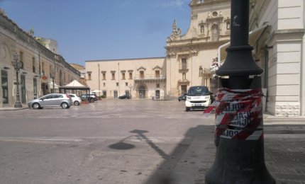 Galatinese alla guida ubriaco finisce contro un palo in piazza San Pietro, denunciato
