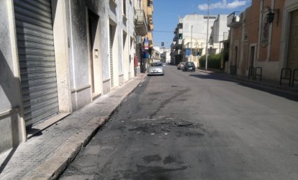 Le fiamme distruggono nella notte un'auto in via Roma