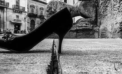 Il lamento di quella scarpa con il tacco a spillo
