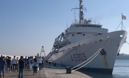 Tecnici e marinai. Il fascino della vita di bordo colpisce i ragazzi del professionale di Galatina in visita sulla 'Magnaghi' ormeggiata a Gallipoli