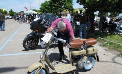 Auto e moto d'epoca in piazza a Galatina
