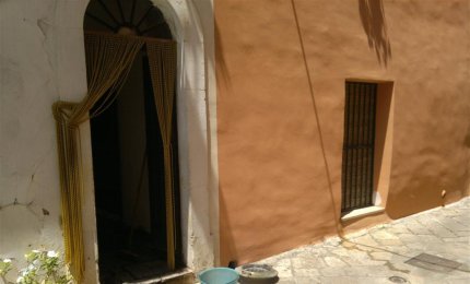 Fiamme e tanta paura in via Romani
