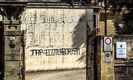 Galatina sporcata nella notte da scritte 'No Tap'