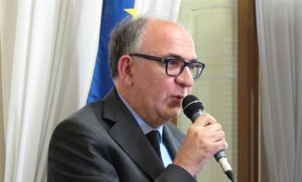"Abbaiano alla luna con una trave nell'occhio"