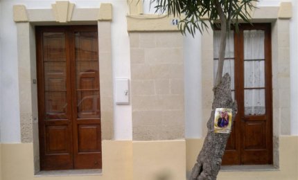 La sposa è al ristorante e i ladri ripuliscono la casa dei suoi genitori
