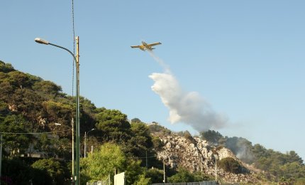 Incendio nella pineta di Santa Cesarea, pericolo per le case