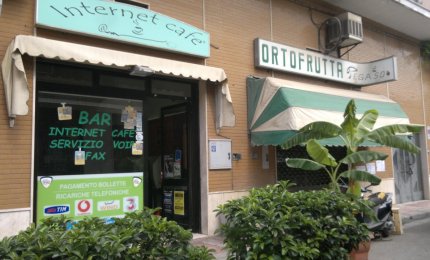 Buio pesto e i ladri rubano le slot machine dell'Internet Cafè