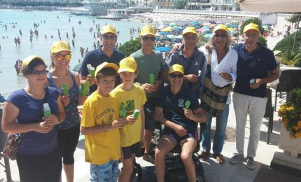 "Stop alle cicche di sigarette sulla sabbia, usate i portacenere di carta!"
