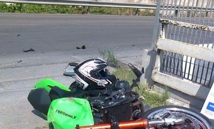 Moto contro auto, in prognosi riservata il centauro 
