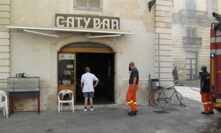 Va a fuoco il Caty Bar, paura in piazzetta Orsini