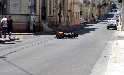 Moto contro furgone, grave il centauro
